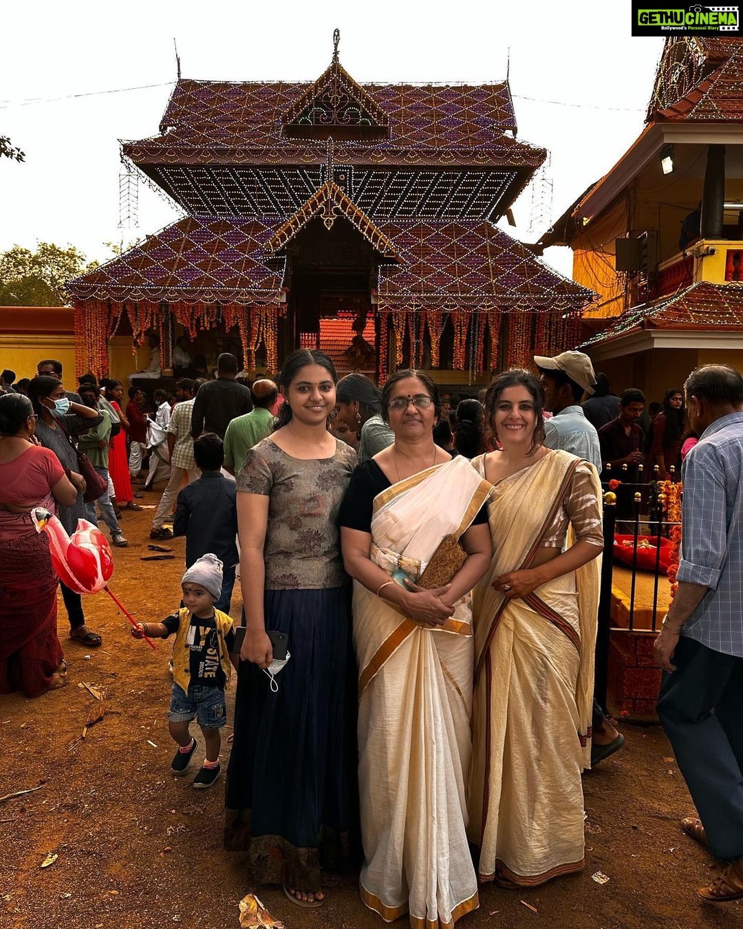 Isha Talwar Instagram - ABHINETRI : USHA NANGIAR JI❤️ Happy world art day !!!! ✨ Mizhavu by the genius Kalamandalam Rajeev and Kalanilayam Unnikrishnan⭐️ Photo 2: Arrattupuzha Pooram,2023 with Usha ji and her beautiful daughter Athira ! Photo 3: Some good karma to be gifted this beautiful book written by the magical woman herself 🙏 @athira_hariharan 🤍 #abhinetri