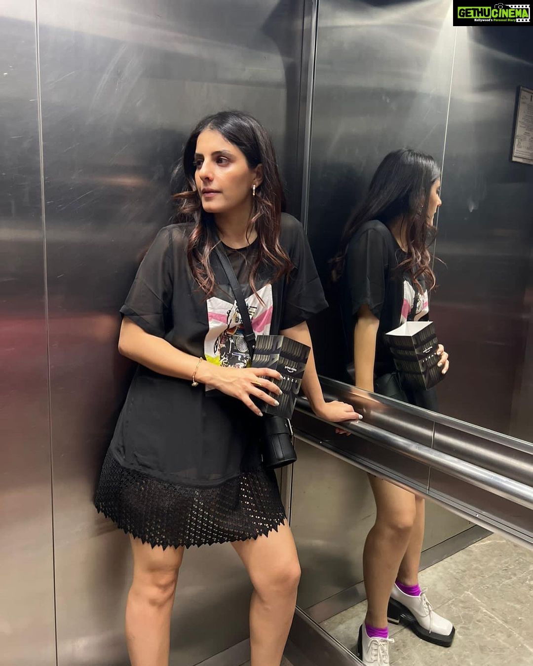Isha Talwar - 135.9K Likes - Painting the town black🖤
Hair @hair_by_vaibhavi_💛
#inthehood #bumbai #screenings