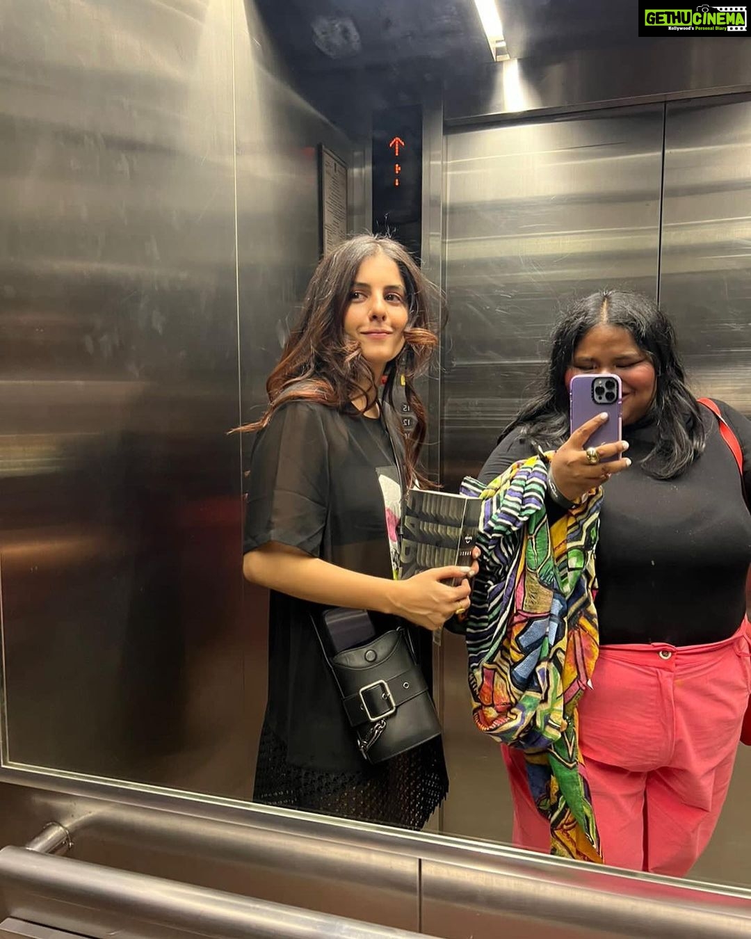 Isha Talwar - 135.9K Likes - Painting the town black🖤
Hair @hair_by_vaibhavi_💛
#inthehood #bumbai #screenings
