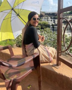 Isha Talwar Instagram - Madhuri when she is out of office🤷‍♀️

#mirzapurseason3 #madhuriyadav #bhashanmodeon📢