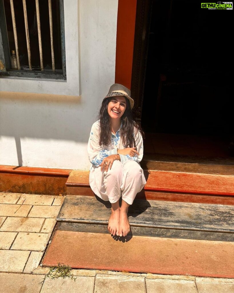 Isha Talwar Instagram - Many moods of @natanakairali 💚🥥🍍