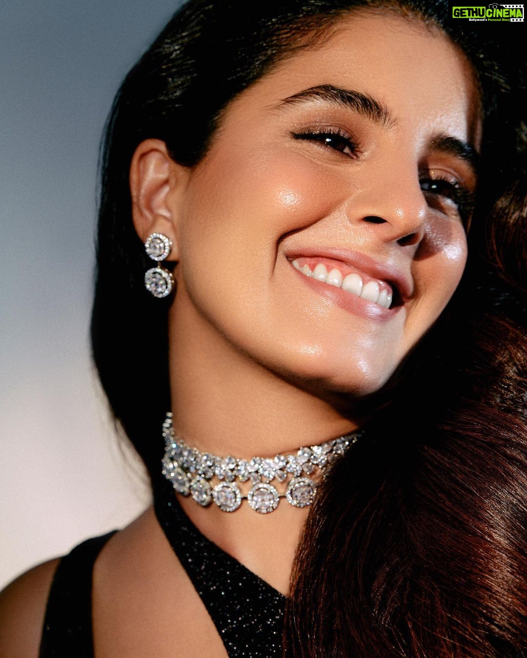 Isha Talwar Instagram - Feeling”jubilee”vibes at the @feminaindia awards ! 🪩 Shot by @leroifoto HMU @tado55 Styled by @asulkr Wearing @bhaavya.bhatnagar Jewellery @mortantra @spiffypublicrelations 🤍🖤 #iykyk #retroissavibe #oldworldcharm