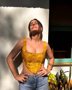 Isha Talwar Instagram - @theyellowdiary ft @shilparao 💛💛💛

Loved dancing for this one - link in bio :)

Finally wearing @bodements_ by the sweetest @dibzoo 💙
Styled by @asulkr 🤍
Hmu @samson_lei 💜
Shot at @thespace.juhu❤️

Sundays are for loving,you see ! 💚

#corsetsthatletyoubreathe🖤