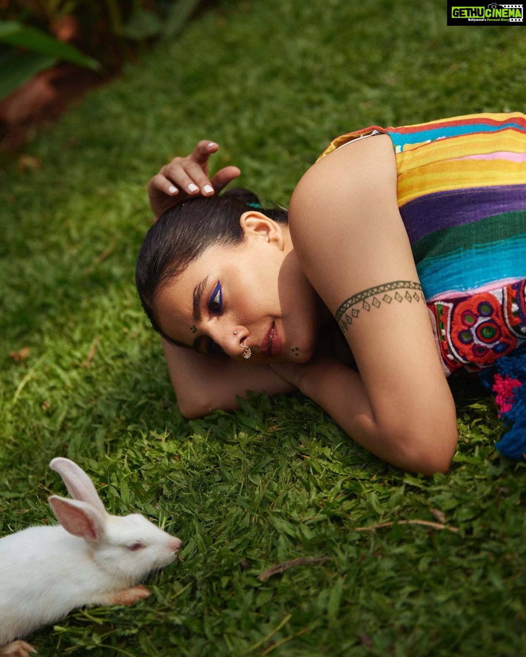Isha Talwar Instagram - Hipster Bijlee is convinced with the Rabbit’s review 🐇🐰 Shot by @yugammonga Styled by @sobia93 Make-up @nikitashak Hair @hairmovesartistry Outfit: @Rafu.d Necklace and Paranda: @ShopZiddi Shoes: @sallyruchi @melissashoesindia Septum: @BakaJewelry Bag: @theburlappeople #promotions #saasbahuaur🦩