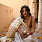 Isha Talwar Instagram - हिंदुस्तानी नारी ! जय हिंद । #aazadidivas🇮🇳 Beautiful art-piece @shiloshivsuleman🪷 Samode Haveli, Jaipur