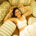 Isha Talwar Instagram - सफेद 🤍 📸 @abhitabhkame 💄 @samson_lei 👗 @asulkr @shoplune for accessories and shot at @thespace.juhu 💜