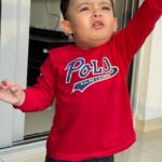 Ishaara Nair Instagram - I always wonder ❤️🤣 #toddlerreels #momreels #babyreels #reelsdubai #dubaimarina #feelitreelit #reelitfeelit #explorepage #happytoddler #toddlerplaytime
