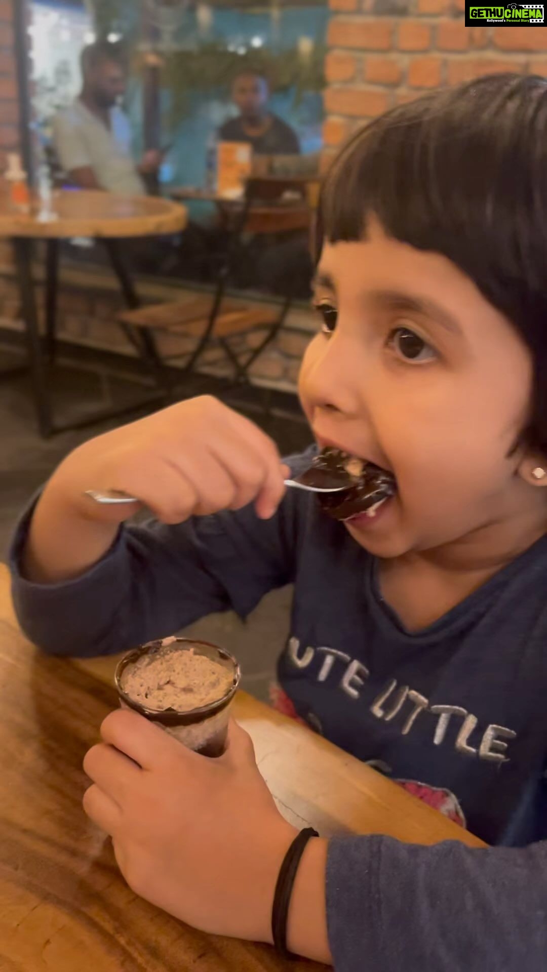 Ishika Singh Instagram - A Friday well spent with friends … great music , lots of jumping around and good food 🍱 . TGIF 💫 #fridayvibes #fridaymood #fridaymood #tgif #coffecup #eatingoutwithkids #kidsactivities #reelsvideo #reelitfeelit #reelkarofeelkaro #reelitfeelit❤️❤️ #reelviral