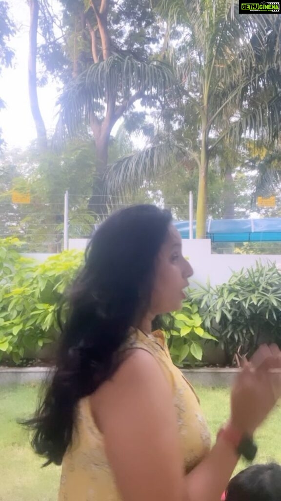 Ishika Singh Instagram - When ur daughter video bombs ur reel and u forget the steps 🤭🤭 all u can say to her is PRETTY WOMAN opsiee I guess it’s pretty girl 👧 👩 #prettywoman #prettygirls #motherhood #momlife #momblogger #momanddaughter #momlifebelike #mommyhood #mommylife #mommeme