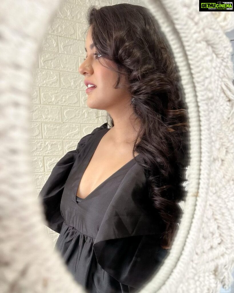 Ishita Dutta Instagram - Mirror Mirror on the Wall… 🪞