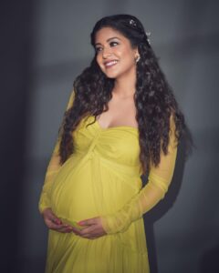 Ishita Dutta Instagram - #throwback to this shoot and the baby bump that I miss already… 
❤️❤️❤️

Styled by: @styleitupbyaashna 

Shot by: @deepak_das_photography @kakali_das_photography 

Outfit by: @vivababe_rent 

Makeup by: @celebsmakeupbysejal @makeoverbysejalthakkar 

Hair by: @kamalpalanhairstylist 

#ishidutta #mommytobe #blacknwhite