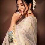 Ishita Dutta Instagram - छुप गया बदलि में जा के चांद भी शरमा गया आपको देखा तो फूलो को पसीना आ गया ❤️ #songmoodfortheday Styled by @natashaabothra With @priyankaa.a_91 @mausmi_mitra_ @teamnatashaabothra Outfit @maayera_jaipur Bag @potlighar Earring @zevar_geeta Kada @ijewels009 Ring @dishisjewels Photographer @ashish_ojha_photography Hair and Makeup by me ❤️