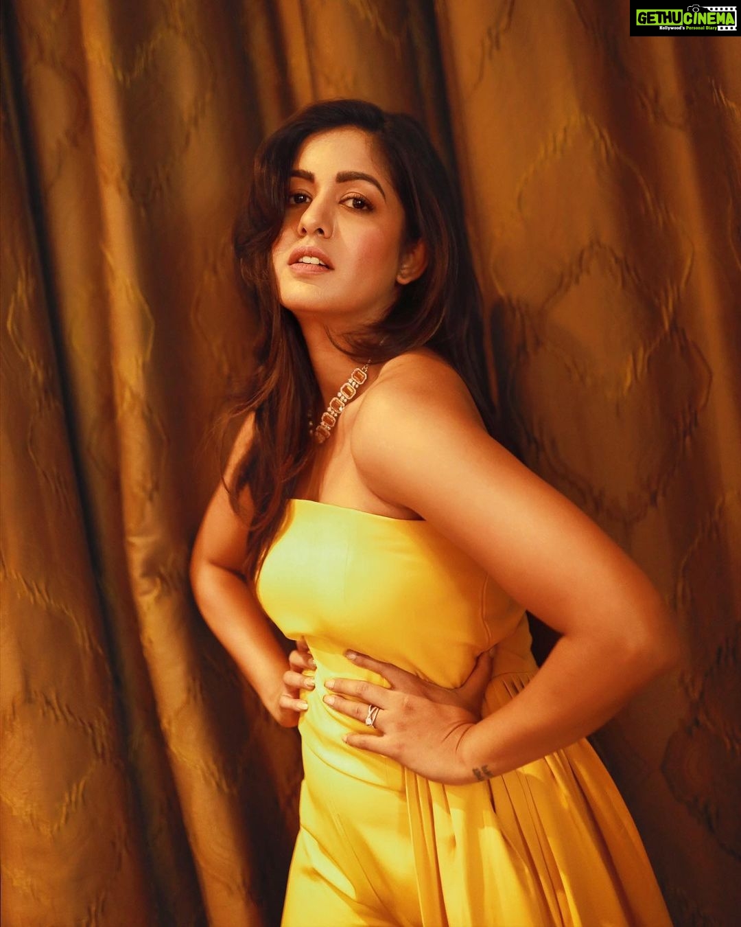 Ishita Dutta Instagram - Loving this look 💛💛💛 Styled by: @styleitupbyaashna Shot by: @xbullsnaps Outfit: @sonarshbysona Jewellery: @johoriindia Makeup: @punya.makeupandhair Hair: @divyachaudhary024 Retouched by: @gfxjaani Location: @pullmannewdelhiaerocity