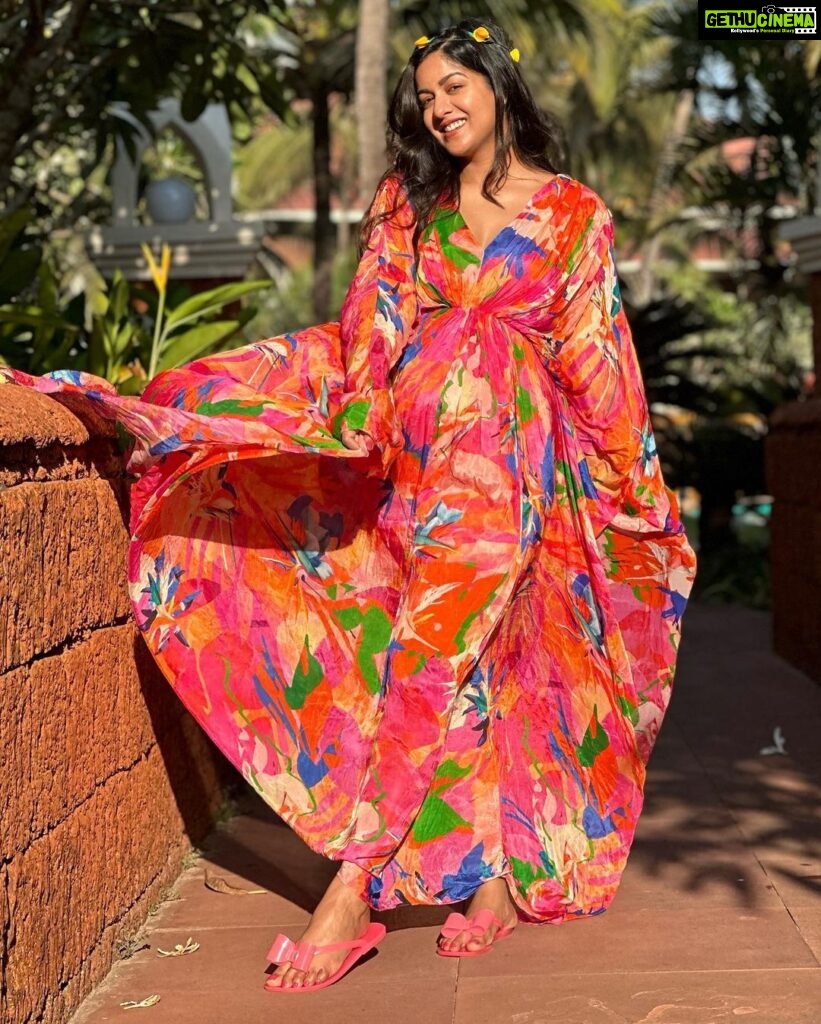 Ishita Dutta Instagram - #sunkissed ☀️ Outfit: @mandirawirkhq Stylist: @styledbynikinagda