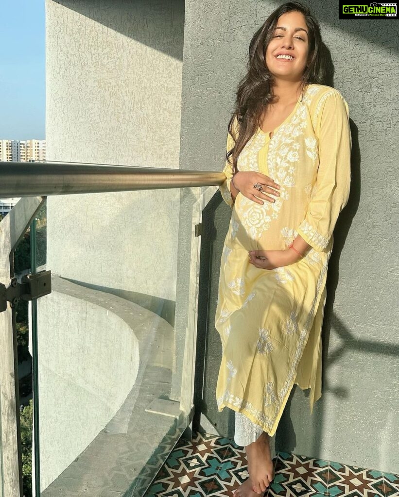 Ishita Dutta Instagram - Taking in all the vitamin D before the monsoons hit ☀️ Outfit: @zubeida_diaries Styling: @styling.your.soul Brand Pr: @socialpinnaclepr