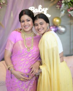 Ishita Dutta Instagram - One with Friends 💜💜💜

#godhbharaiceremony 💜

🧿