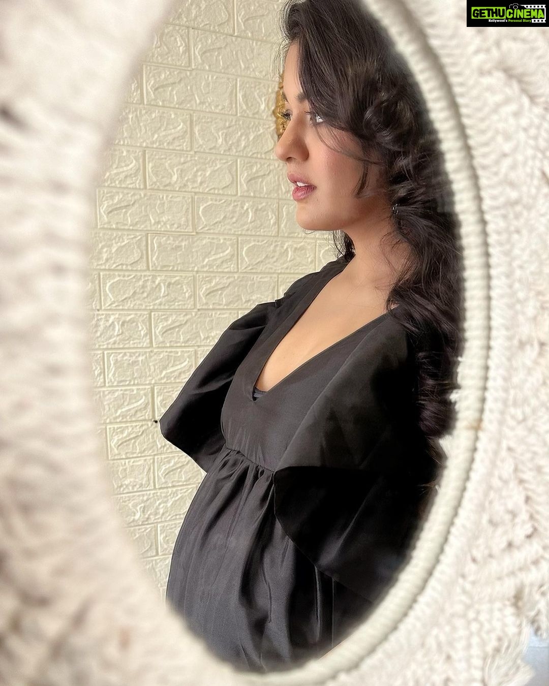 Ishita Dutta Instagram - Mirror Mirror on the Wall… 🪞