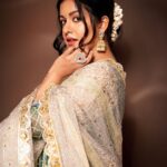 Ishita Dutta Instagram - छुप गया बदलि में जा के चांद भी शरमा गया आपको देखा तो फूलो को पसीना आ गया ❤️ #songmoodfortheday Styled by @natashaabothra With @priyankaa.a_91 @mausmi_mitra_ @teamnatashaabothra Outfit @maayera_jaipur Bag @potlighar Earring @zevar_geeta Kada @ijewels009 Ring @dishisjewels Photographer @ashish_ojha_photography Hair and Makeup by me ❤️