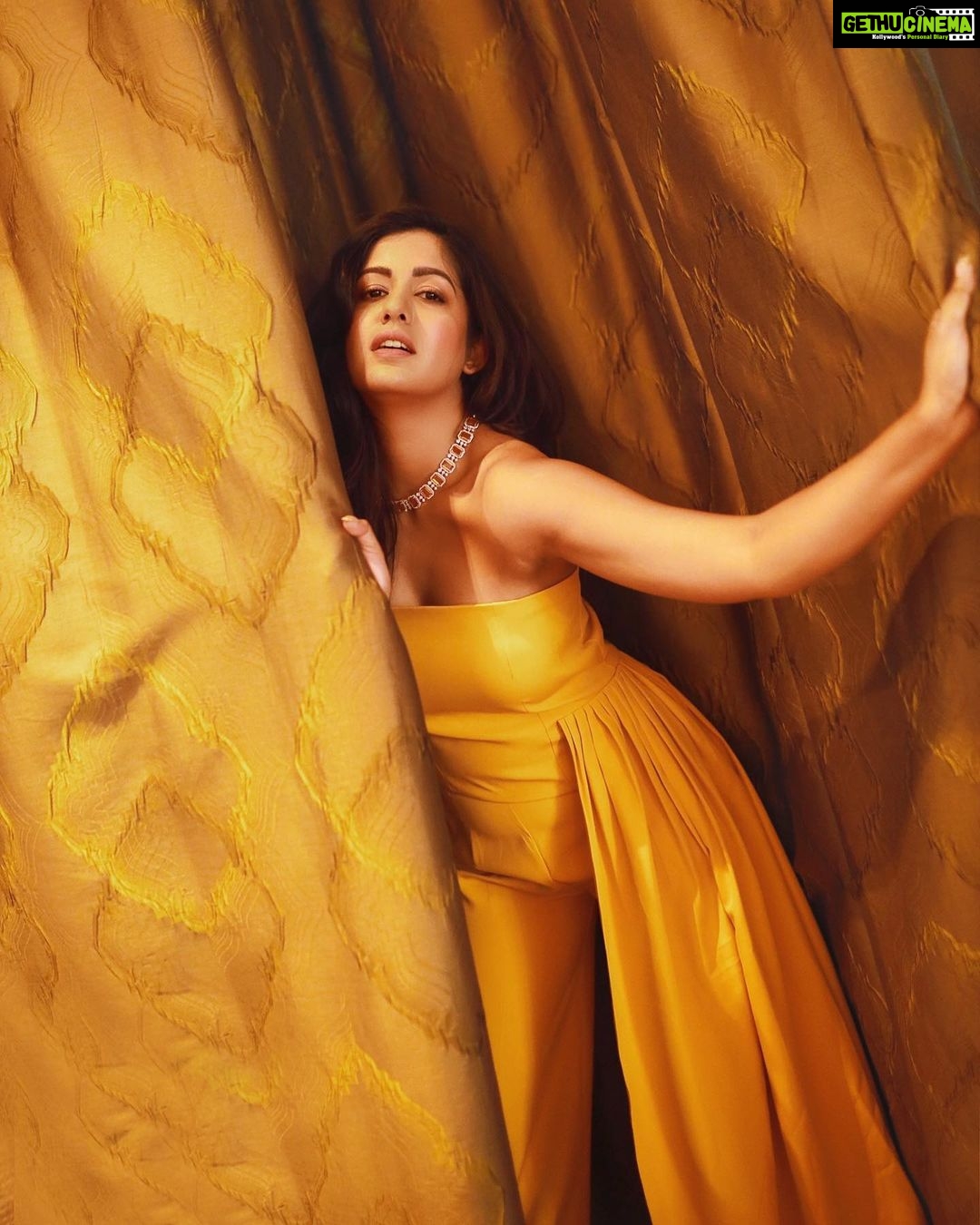 Ishita Dutta Instagram - Loving this look 💛💛💛 Styled by: @styleitupbyaashna Shot by: @xbullsnaps Outfit: @sonarshbysona Jewellery: @johoriindia Makeup: @punya.makeupandhair Hair: @divyachaudhary024 Retouched by: @gfxjaani Location: @pullmannewdelhiaerocity