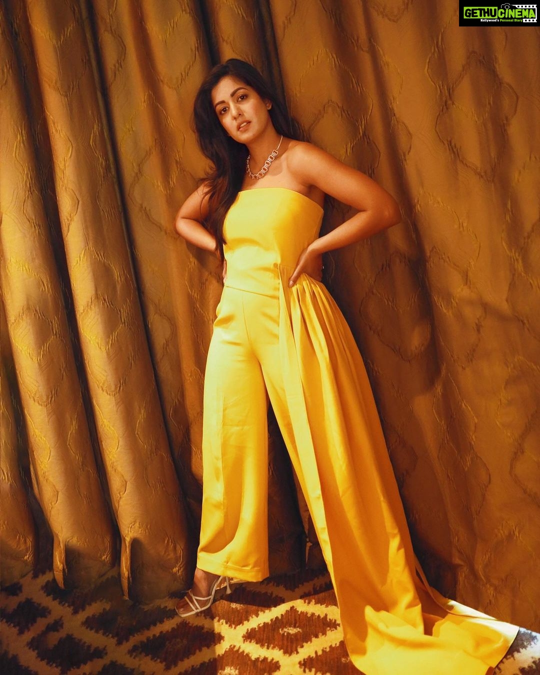 Ishita Dutta Instagram - Loving this look 💛💛💛 Styled by: @styleitupbyaashna Shot by: @xbullsnaps Outfit: @sonarshbysona Jewellery: @johoriindia Makeup: @punya.makeupandhair Hair: @divyachaudhary024 Retouched by: @gfxjaani Location: @pullmannewdelhiaerocity