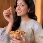 Ishita Dutta Instagram – Want to know what is the secret to my healthy, glowing skin and hair? It’s a handful of almonds and plenty of water.
#StayBeautifulWithAlmonds