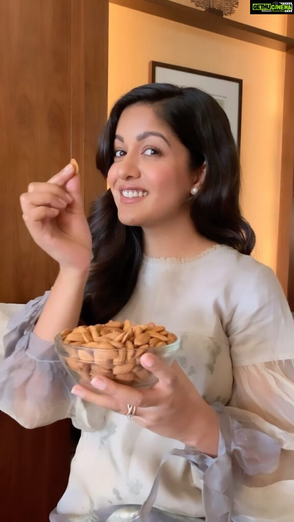 Ishita Dutta Instagram - Want to know what is the secret to my healthy, glowing skin and hair? It’s a handful of almonds and plenty of water. #StayBeautifulWithAlmonds