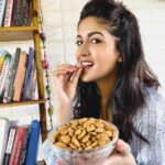 Ishita Dutta Instagram – A handful of natural almonds are an essential part of my daily diet. They help promote skin health and can enhance your skin’s glow. I am snacking on almonds right now, what about you?

#StayBeautifulWithAlmonds #almonds #paidpartnership #collab