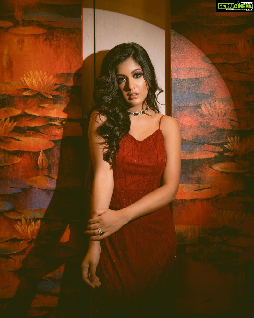 Ishita Dutta Instagram - It's Wine'O Clock Styled by @natashaabothra Team @priyankaa.a_91 @dhwaniivithalani_22 Outfit @majesticbyjapnah Earrings @miranabymegha @affiliates_pr Choker @mozaati Makeup and Hair @makeoverbysejalthakkar Photographer @deepak_das_photography @kakali_das_photography @raj_kashyap_144 Location @courtyardmumbai
