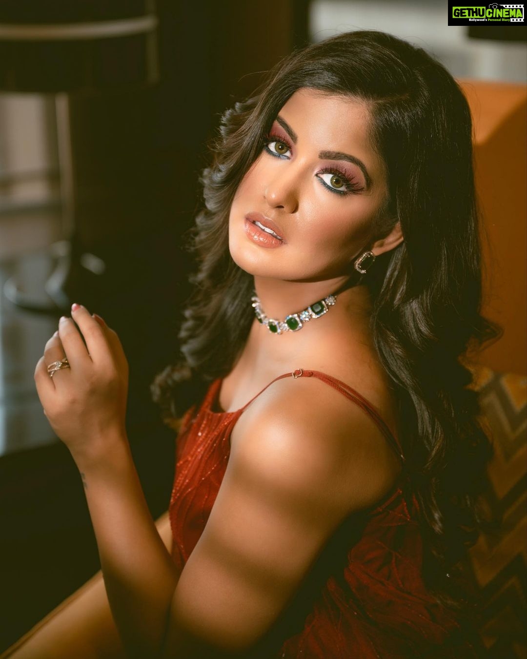 Ishita Dutta Instagram - It's Wine'O Clock Styled by @natashaabothra Team @priyankaa.a_91 @dhwaniivithalani_22 Outfit @majesticbyjapnah Earrings @miranabymegha @affiliates_pr Choker @mozaati Makeup and Hair @makeoverbysejalthakkar Photographer @deepak_das_photography @kakali_das_photography @raj_kashyap_144 Location @courtyardmumbai