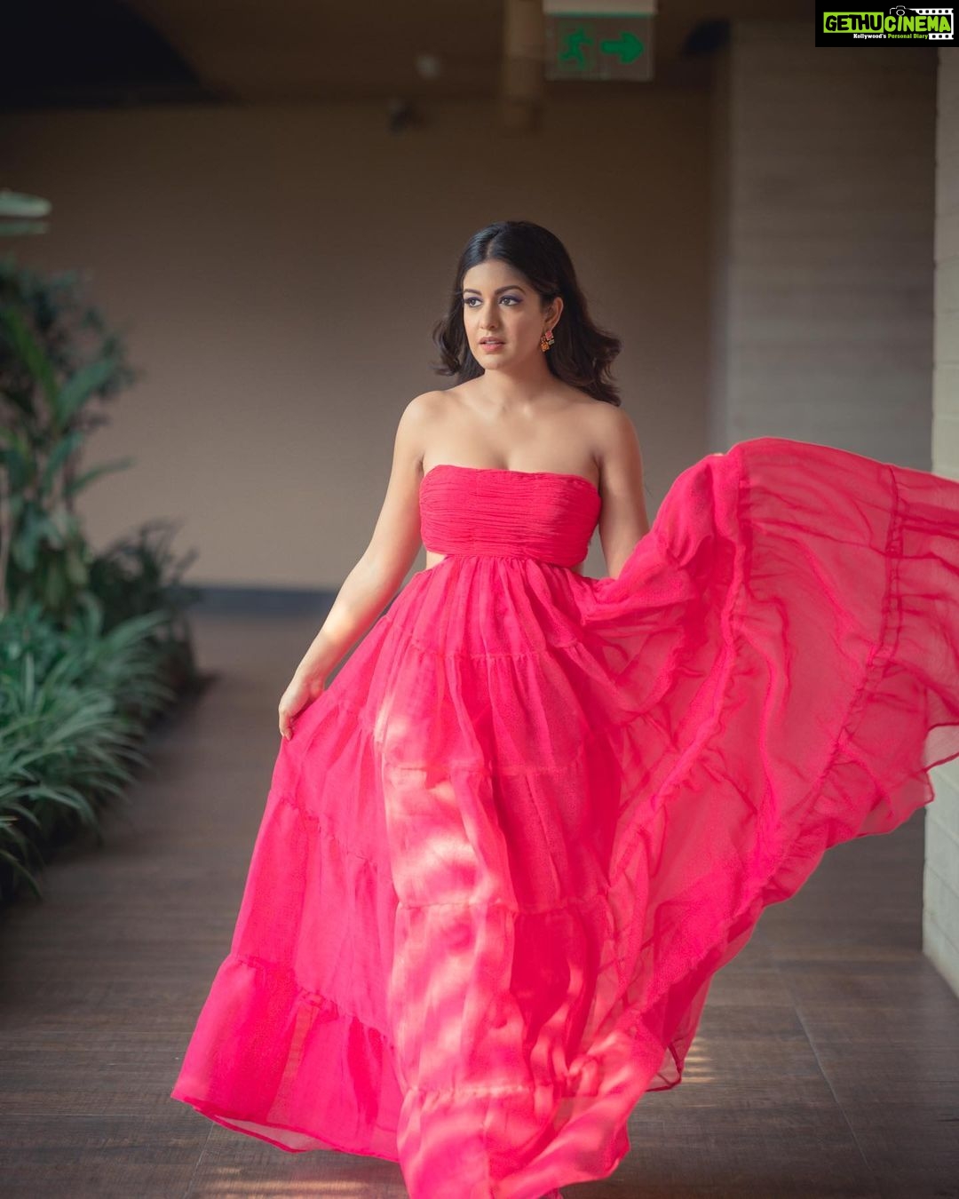 Ishita Dutta Instagram - Coz pink makes me happy when Iām blue š Styled by @natashaabothra Team @priyankaa.a_91 Outfit @nidhiandmahak Jewellery @voycejewellery Makeup and Hair @makeoverbysejalthakkar Photographer @deepak_das_photography @kakali_das_photography @raj_kashyap_144 Location @courtyardmumbai