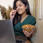 Ishita Dutta Instagram – A handful of natural almonds are an essential part of my daily diet. They help promote skin health and can enhance your skin’s glow. I am snacking on almonds right now, what about you?

#StayBeautifulWithAlmonds #almonds #paidpartnership #collab