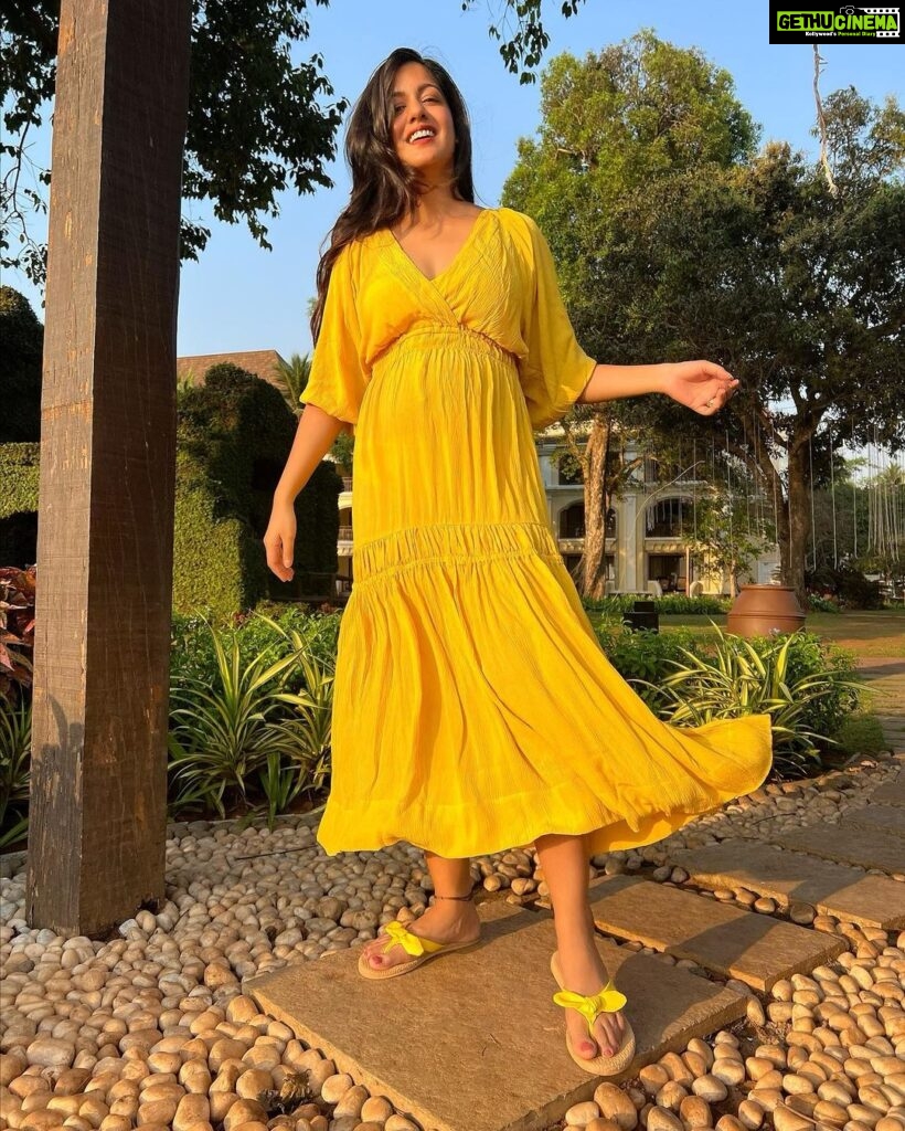 Ishita Dutta Instagram - #sunkissed 💛 Wearing @howwhenwearclothing
