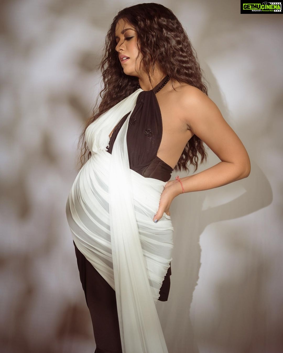 Ishita Dutta Instagram - Where everything starts ❤️ Styled by: @styleitupbyaashna Shot by: @deepak_das_photography @kakali_das_photography Outfit by: @vivababe_rent Makeup by: @celebsmakeupbysejal @makeoverbysejalthakkar Hair by: @kamalpalanhairstylist #ishidutta #mommytobe #blacknwhite