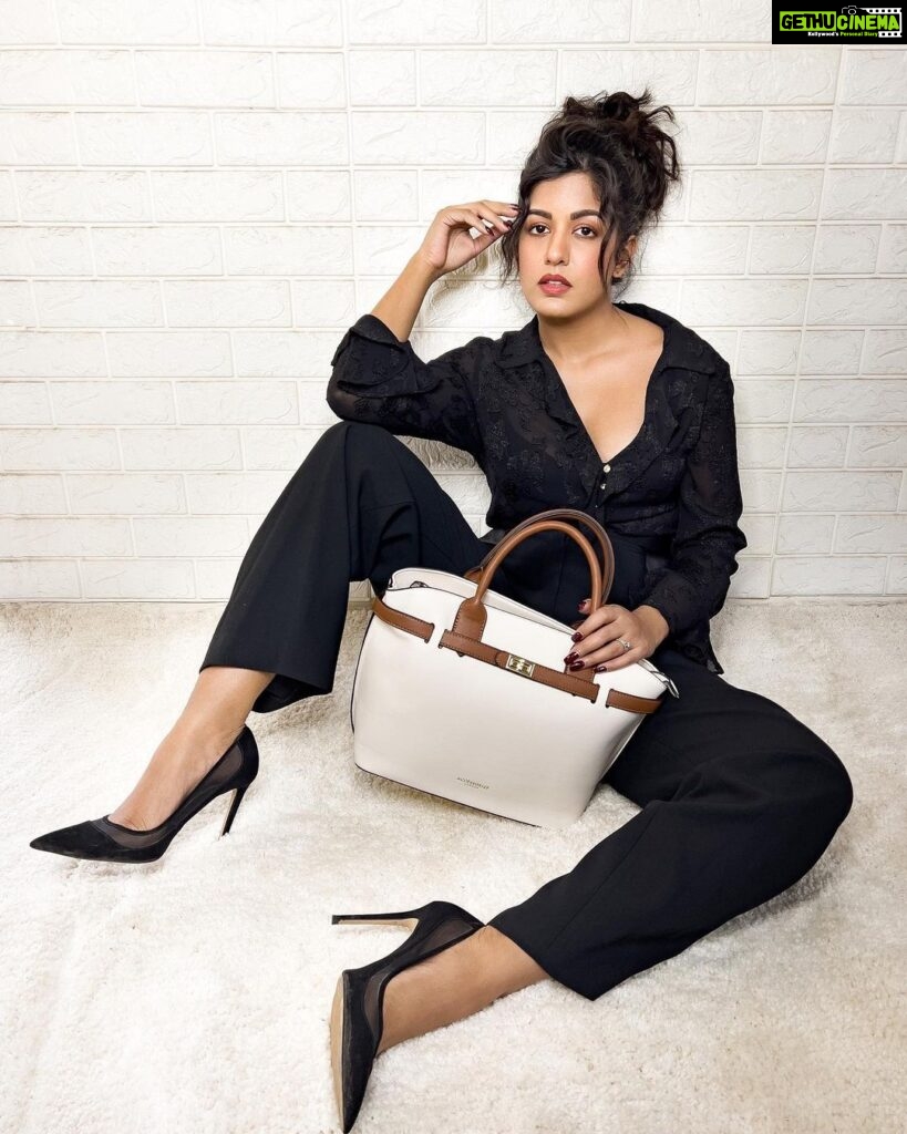 Ishita Dutta Instagram - The art of Style🖤 with @accessorizeindiaofficial #accessorize #accessories #baglovers #bagpost #shopaholic #instagram #post #explorepage #fyp