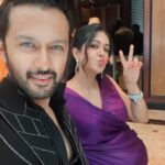 Ishita Dutta Instagram - What a fun night with my fav @vatsalsheth Yes I am officially obsessed with this color and yes you will see me in this shade till I get over it 😝 Styled by @natashaabothra With @mausmi_mitra_ Saree @swtantraofficial @entertainmenttleo9 Jewellery @miranabymegha Potli @potlighar Vatsal’s outfit @_umangmehta