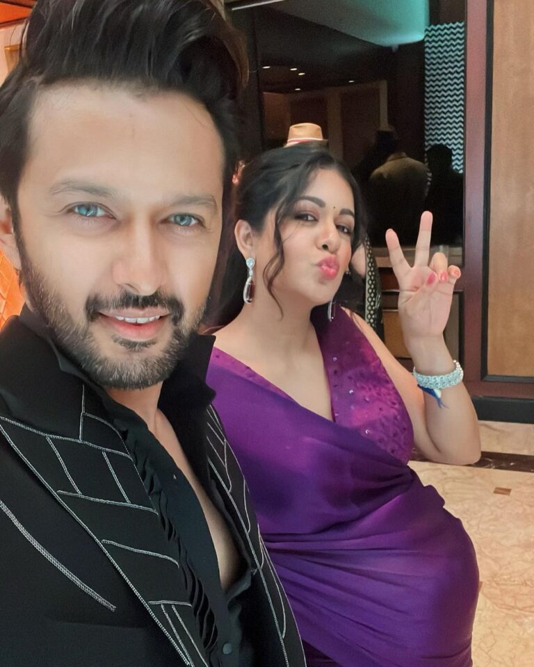 Ishita Dutta Instagram - What a fun night with my fav @vatsalsheth Yes I am officially obsessed with this color and yes you will see me in this shade till I get over it 😝 Styled by @natashaabothra With @mausmi_mitra_ Saree @swtantraofficial @entertainmenttleo9 Jewellery @miranabymegha Potli @potlighar Vatsal’s outfit @_umangmehta