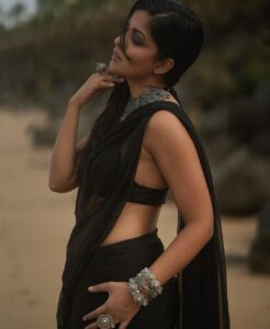 Ishita Dutta Instagram - There’s no smoke without 🔥. Feeling 🔥-y. To understand the caption please contact @ihebahp Styled by: @styleitupbyaashna Shot by: @vinaylolam_ Outfit: @kaliclothingsco Jewellery: @fashionjewellery_21 Hair & Makeup: @makeup_by_neha_ansari
