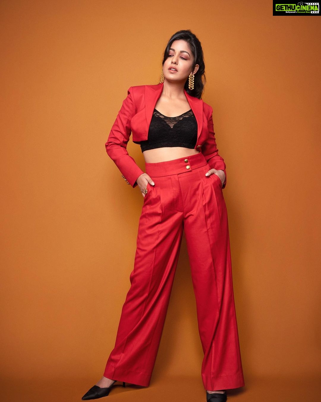 Ishita Dutta Instagram - Getting ready for Christmas 🎄 Styled by @natashaabothra Team @mausmi_mitra_ Outfit @ranbirmukherjeeofficial Earrings @misho_designs Ring @pc_jeweller Photographer @ashish_ojha_photography