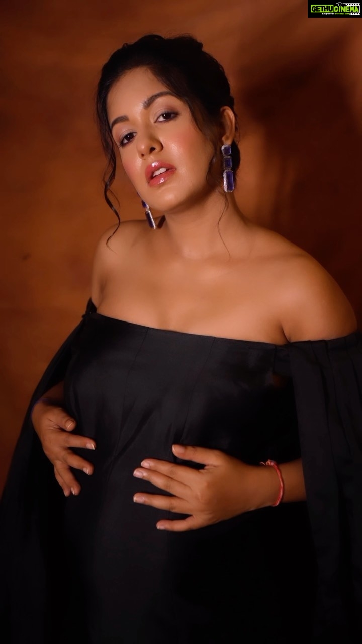 Ishita Dutta Instagram - Mama on duty while the little one kicks n poses inside 😝 Styled by: @styleitupbyaashna Outfit: @purvisethiacouture Makeup: @meenalvidhani Hair: @makeupdiarybyrk Shot by: @arindamsikdar Edited by: @prakashchandphotography @creativeraajesh