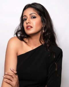Ishita Dutta Instagram - Cause am feeling….. Good 🖤 Styled by @natashaabothra Team @priyankaa.a_91 @mausmi_mitra_ Outfit @nikhilthampi @labelrsvp Rings @tuluaindia Earrings @cherryblossoms.designs Hand Cuff -@womencode.in Photographer @ashish_ojha_photography