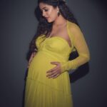 Ishita Dutta Instagram - #throwback to this shoot and the baby bump that I miss already… ❤️❤️❤️ Styled by: @styleitupbyaashna Shot by: @deepak_das_photography @kakali_das_photography Outfit by: @vivababe_rent Makeup by: @celebsmakeupbysejal @makeoverbysejalthakkar Hair by: @kamalpalanhairstylist #ishidutta #mommytobe #blacknwhite