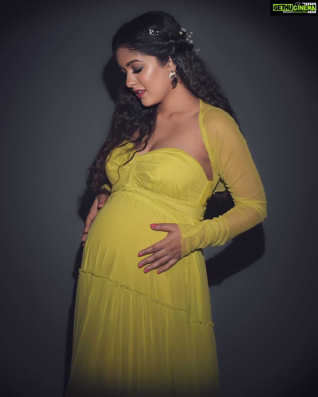 Ishita Dutta Instagram - #throwback to this shoot and the baby bump that I miss already… ❤️❤️❤️ Styled by: @styleitupbyaashna Shot by: @deepak_das_photography @kakali_das_photography Outfit by: @vivababe_rent Makeup by: @celebsmakeupbysejal @makeoverbysejalthakkar Hair by: @kamalpalanhairstylist #ishidutta #mommytobe #blacknwhite