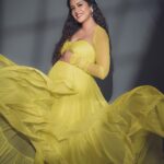 Ishita Dutta Instagram - #throwback to this shoot and the baby bump that I miss already… ❤️❤️❤️ Styled by: @styleitupbyaashna Shot by: @deepak_das_photography @kakali_das_photography Outfit by: @vivababe_rent Makeup by: @celebsmakeupbysejal @makeoverbysejalthakkar Hair by: @kamalpalanhairstylist #ishidutta #mommytobe #blacknwhite