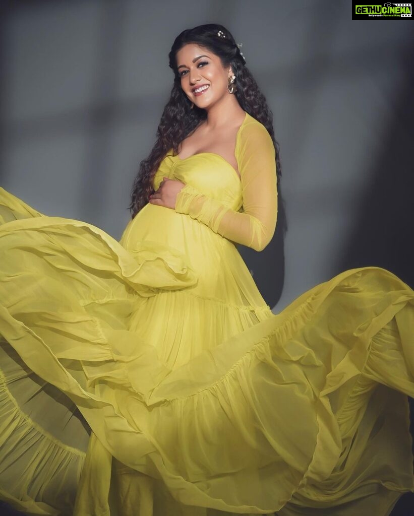 Ishita Dutta Instagram - #throwback to this shoot and the baby bump that I miss already… ❤️❤️❤️ Styled by: @styleitupbyaashna Shot by: @deepak_das_photography @kakali_das_photography Outfit by: @vivababe_rent Makeup by: @celebsmakeupbysejal @makeoverbysejalthakkar Hair by: @kamalpalanhairstylist #ishidutta #mommytobe #blacknwhite