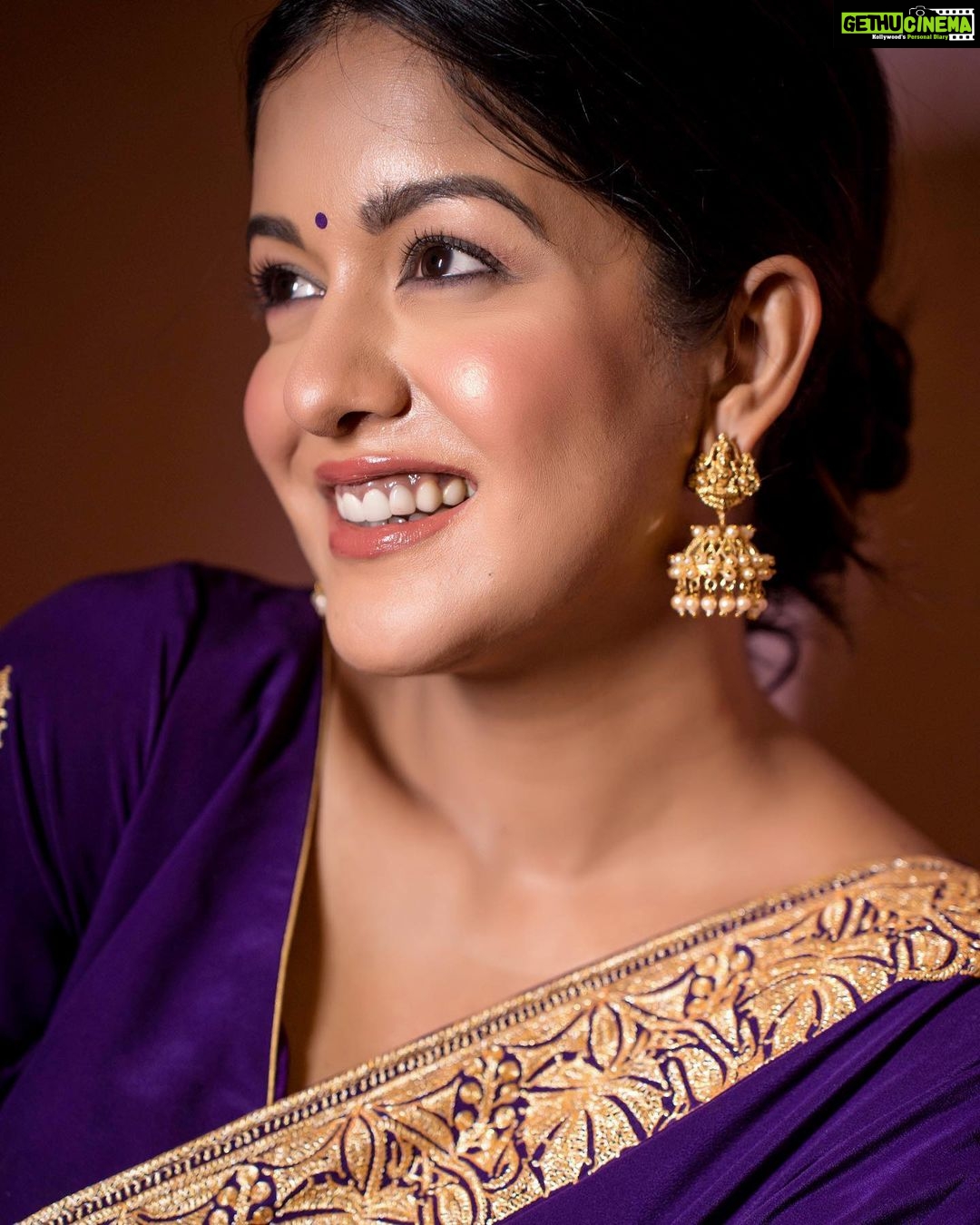 Ishita Dutta Instagram - πππ Styled by: @styleitupbyaashna Outfit: @thewholenineyardsofficial Makeup: @meenalvidhani Hair: @makeupdiarybyrk Shot by: @arindamsikdar Edited by: @framesbymayur #purple #mommytobe #saree #styleitupbyaashna