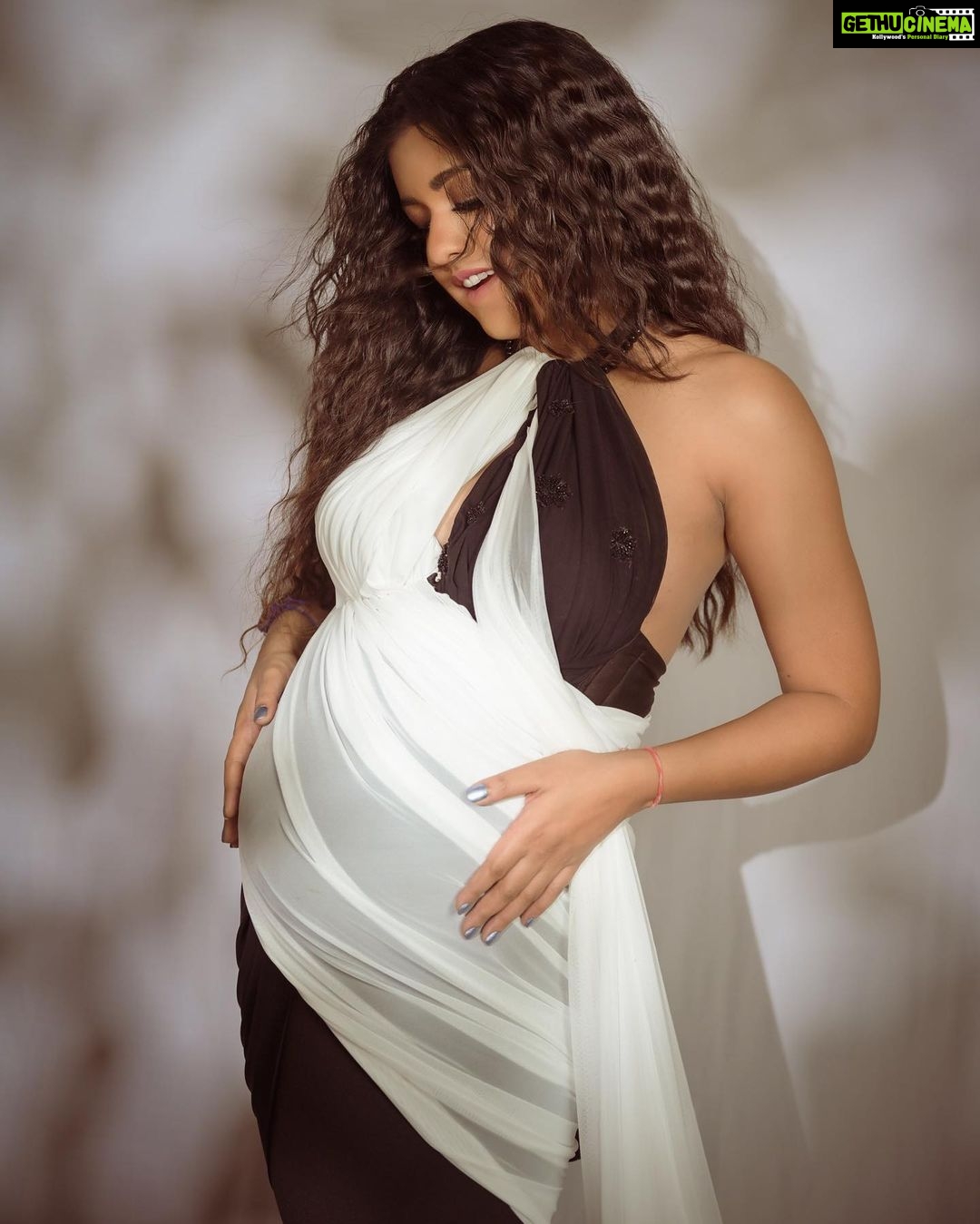 Ishita Dutta Instagram - Where everything starts ❤️ Styled by: @styleitupbyaashna Shot by: @deepak_das_photography @kakali_das_photography Outfit by: @vivababe_rent Makeup by: @celebsmakeupbysejal @makeoverbysejalthakkar Hair by: @kamalpalanhairstylist #ishidutta #mommytobe #blacknwhite