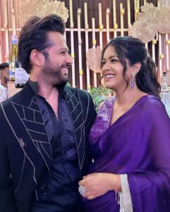 Ishita Dutta Instagram - What a fun night with my fav @vatsalsheth 

Yes I am officially obsessed with this color and yes you will see me in this shade till I get over it 😝

Styled by @natashaabothra
With @mausmi_mitra_
Saree @swtantraofficial @entertainmenttleo9
Jewellery  @miranabymegha
Potli @potlighar

Vatsal’s outfit @_umangmehta