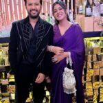 Ishita Dutta Instagram - What a fun night with my fav @vatsalsheth Yes I am officially obsessed with this color and yes you will see me in this shade till I get over it 😝 Styled by @natashaabothra With @mausmi_mitra_ Saree @swtantraofficial @entertainmenttleo9 Jewellery @miranabymegha Potli @potlighar Vatsal’s outfit @_umangmehta