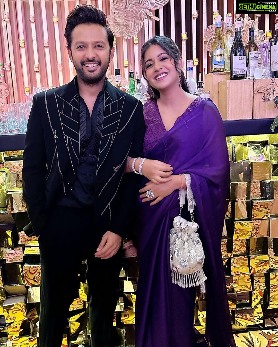 Ishita Dutta - 261.7K Likes - What a fun night with my fav @vatsalsheth
Yes I am officially obsessed with this color and yes you will see me in this shade till I get over it 😝
Styled by @natashaabothra
With @mausmi_mitra_
Saree @swtantraofficial @entertainmenttleo9
Jewellery @miranabymegha
Potli @potlighar
Vatsal’s outfit @_umangmehta