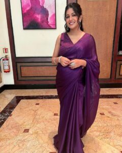 Ishita Dutta Instagram - What a fun night with my fav @vatsalsheth 

Yes I am officially obsessed with this color and yes you will see me in this shade till I get over it 😝

Styled by @natashaabothra
With @mausmi_mitra_
Saree @swtantraofficial @entertainmenttleo9
Jewellery  @miranabymegha
Potli @potlighar

Vatsal’s outfit @_umangmehta